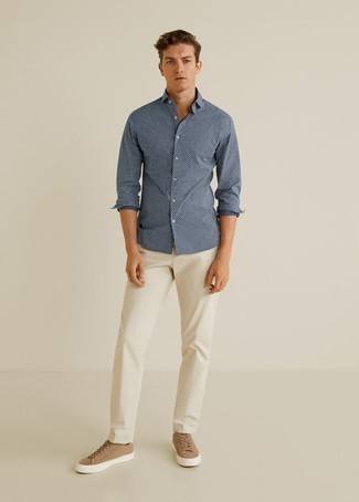 Tenue: Chemise à manches longues imprimée bleu marine et blanc, Pantalon chino blanc, Baskets basses en toile marron clair