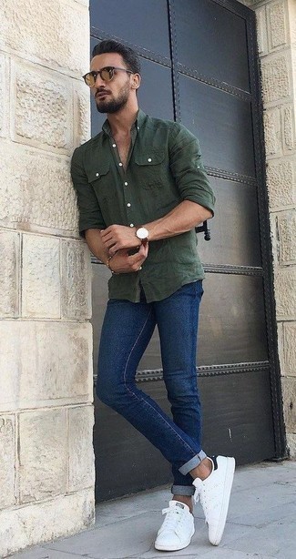 Un jean à porter avec une chemise à manches longues vert foncé quand il fait chaud: Porte une chemise à manches longues vert foncé et un jean pour une tenue idéale le week-end. Cette tenue est parfait avec une paire de baskets basses en cuir blanches.