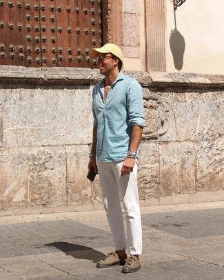 Comment porter un jean blanc en été après 40 ans: Associe une chemise à manches longues en chambray bleu clair avec un jean blanc pour une tenue idéale le week-end. Cette tenue est parfait avec une paire de baskets basses en toile marron. Un look sympa pour bien démarrer la saison.