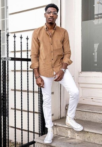 Comment porter un jean blanc à 20 ans: Pense à harmoniser une chemise à manches longues marron clair avec un jean blanc pour obtenir un look relax mais stylé. Si tu veux éviter un look trop formel, assortis cette tenue avec une paire de baskets montantes en toile blanches.