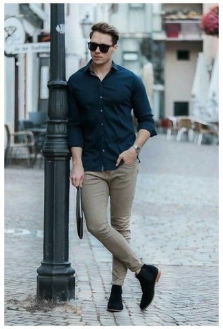Comment porter un jean beige: Pense à opter pour une chemise à manches longues bleu marine et un jean beige pour une tenue idéale le week-end. Une paire de bottines chelsea en daim noires est une façon simple d'améliorer ton look.