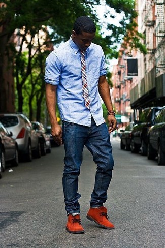 Un jean à porter avec des bottines chukka marron pour un style decontractés à 30 ans: Associe une chemise à manches longues en chambray bleu clair avec un jean pour obtenir un look relax mais stylé. Termine ce look avec une paire de bottines chukka marron.