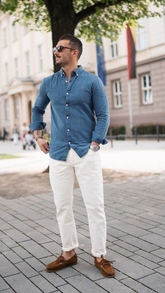 Comment porter une chemise à manches longues bleue avec un jean blanc en été: Harmonise une chemise à manches longues bleue avec un jean blanc pour un look de tous les jours facile à porter. Une paire de chaussures bateau en daim marron s'intégrera de manière fluide à une grande variété de tenues. Cette tenue est une bonne idée pour l'été.