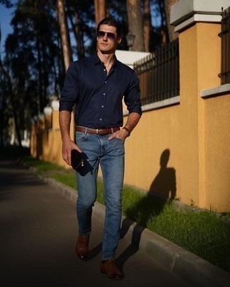 Un jean à porter avec des chaussures brogues marron à 30 ans: Essaie de marier une chemise à manches longues bleu marine avec un jean pour un look de tous les jours facile à porter. Opte pour une paire de chaussures brogues marron pour afficher ton expertise vestimentaire.