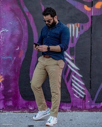 Comment s'habiller pour un style relax: Pense à harmoniser une chemise à manches longues en chambray bleu marine avec un jean déchiré marron clair pour une tenue idéale le week-end. Jouez la carte décontractée pour les chaussures et opte pour une paire de chaussures de sport blanches.