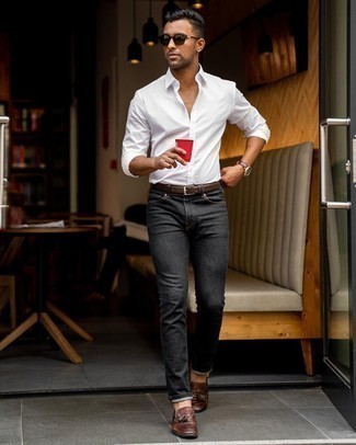 Comment porter un jean noir: Pense à opter pour une chemise à manches longues blanche et un jean noir pour obtenir un look relax mais stylé. Habille ta tenue avec une paire de mocassins à pampilles en cuir marron foncé.