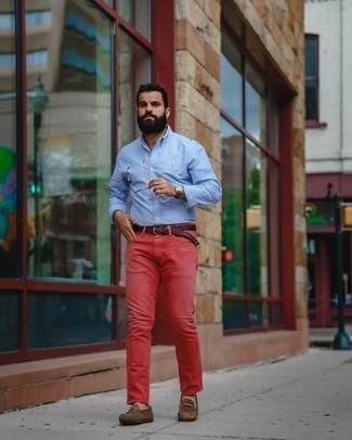 Comment porter des mocassins en daim marron: Associe une chemise à manches longues bleu clair avec un jean rouge pour une tenue confortable aussi composée avec goût. Une paire de mocassins en daim marron est une option avisé pour complèter cette tenue.