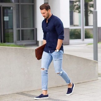 Comment porter un jean skinny déchiré bleu clair: Une chemise à manches longues bleu marine et un jean skinny déchiré bleu clair sont ta tenue incontournable pour les jours de détente. Jouez la carte classique pour les chaussures et fais d'une paire de baskets à enfiler bleu marine ton choix de souliers.