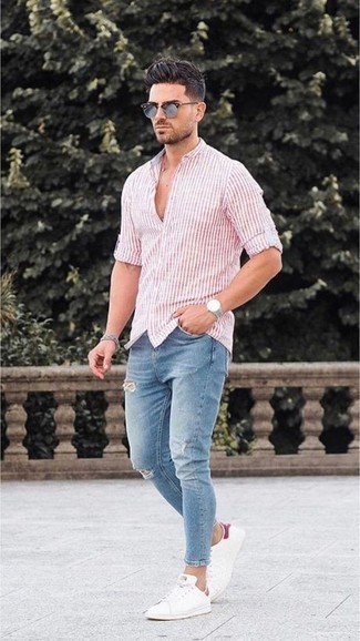 Comment porter une chemise blanc et rose en été: Une chemise blanc et rose et un jean skinny déchiré bleu clair sont une tenue avisée à avoir dans ton arsenal. Termine ce look avec une paire de baskets basses en cuir blanches pour afficher ton expertise vestimentaire. Une géniale tenue, qu’on veut pour pour les journées estivales.