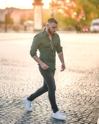 Comment porter des baskets basses avec un jean skinny: Essaie de marier une chemise à manches longues vert foncé avec un jean skinny pour une tenue confortable aussi composée avec goût. Une paire de baskets basses est une option avisé pour complèter cette tenue.