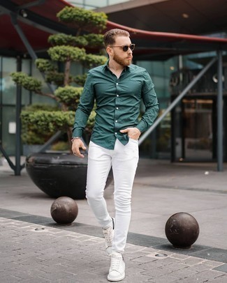 Comment porter un jean skinny blanc en été: Choisis une chemise à manches longues vert foncé et un jean skinny blanc pour obtenir un look relax mais stylé. Termine ce look avec une paire de baskets basses en cuir blanches. Un look superbe qui sent bon l'été.