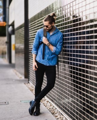 Comment porter un jean skinny noir: Associer une chemise à manches longues en chambray bleue avec un jean skinny noir est une option confortable pour faire des courses en ville. Une paire de bottes de loisirs en cuir noires rendra élégant même le plus décontracté des looks.