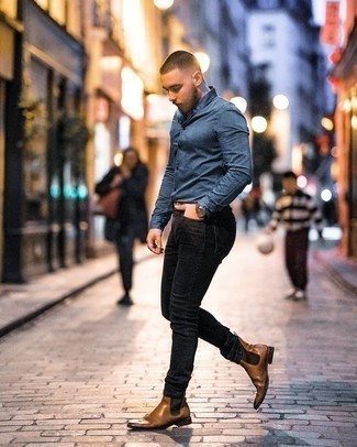 Comment porter un jean skinny noir: Pense à associer une chemise à manches longues bleue avec un jean skinny noir pour un look de tous les jours facile à porter. Une paire de bottines chelsea en cuir marron apportera une esthétique classique à l'ensemble.