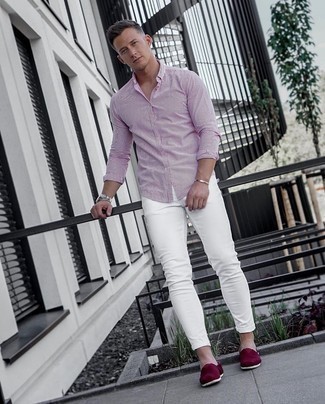 Comment porter un jean skinny blanc: Essaie d'harmoniser une chemise à manches longues à rayures verticales blanc et rouge avec un jean skinny blanc pour une tenue relax mais stylée. Ajoute une paire de espadrilles en toile pourpres à ton look pour une amélioration instantanée de ton style.