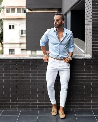 Comment porter un jean skinny blanc: Pense à porter une chemise à manches longues bleu clair et un jean skinny blanc pour une tenue confortable aussi composée avec goût. D'une humeur créatrice? Assortis ta tenue avec une paire de mocassins à pampilles en daim beiges.