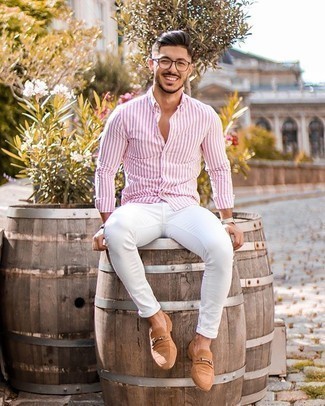 Comment porter une chemise à manches longues rose: Pense à associer une chemise à manches longues rose avec un jean skinny blanc pour un look idéal le week-end. Rehausse cet ensemble avec une paire de slippers en daim marron clair.
