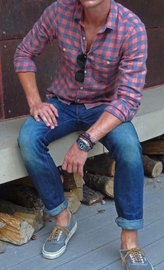 Comment porter une chemise à manches longues en vichy rouge et noir: Essaie d'associer une chemise à manches longues en vichy rouge et noir avec un jean skinny bleu pour un look idéal le week-end. Habille ta tenue avec une paire de tennis gris.