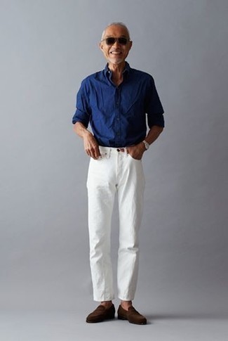Comment porter une chemise bleu marine quand il fait chaud après 50 ans: Pour créer une tenue idéale pour un déjeuner entre amis le week-end, essaie de marier une chemise bleu marine avec un jean blanc. D'une humeur créatrice? Assortis ta tenue avec une paire de slippers en daim marron foncé.