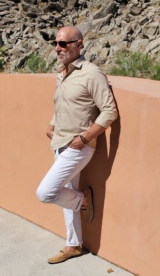 Comment porter une chemise à manches longues marron clair après 60 ans: Porte une chemise à manches longues marron clair et un jean blanc pour un look de tous les jours facile à porter. Ajoute une paire de slippers en daim marron clair à ton look pour une amélioration instantanée de ton style.