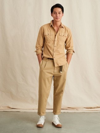 Tenue: Chemise à manches longues marron clair, Pantalon chino marron clair, Baskets montantes en toile blanches, Ceinture en toile marron foncé