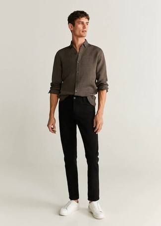 Comment porter une chemise marron foncé: Harmonise une chemise marron foncé avec un jean noir pour obtenir un look relax mais stylé. Apportez une touche d'élégance à votre tenue avec une paire de baskets basses en toile blanches.
