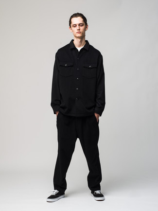Tenue: Chemise à manches longues en laine noire, T-shirt à col rond blanc, Pantalon chino noir, Baskets basses en toile noires et blanches