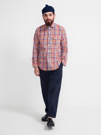 Tenue: Chemise à manches longues écossaise orange, Pantalon chino bleu marine, Slippers en cuir noirs, Bonnet bleu marine