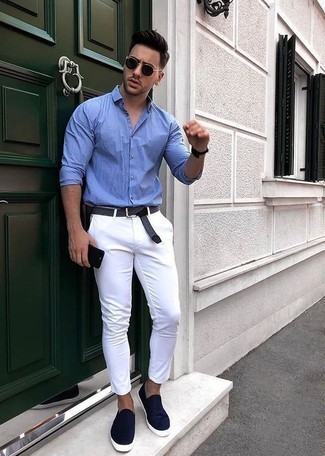 Comment porter une chemise à manches longues bleu clair à 20 ans: Opte pour une chemise à manches longues bleu clair avec un pantalon chino blanc pour obtenir un look relax mais stylé. Termine ce look avec une paire de baskets à enfiler en toile bleu marine.