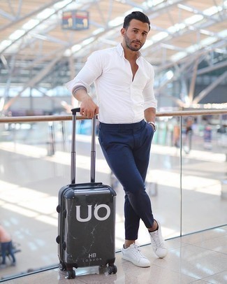 Comment porter une valise argentée: Pense à associer une chemise à manches longues blanche avec une valise argentée pour une tenue relax mais stylée. Jouez la carte classique pour les chaussures et choisis une paire de baskets basses en toile blanches.