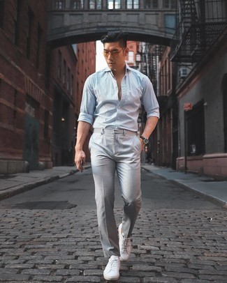 Comment porter une chemise à manches longues à carreaux blanc et bleu: Essaie de marier une chemise à manches longues à carreaux blanc et bleu avec un pantalon chino gris pour obtenir un look relax mais stylé. Une paire de baskets basses en toile blanches est une option génial pour complèter cette tenue.