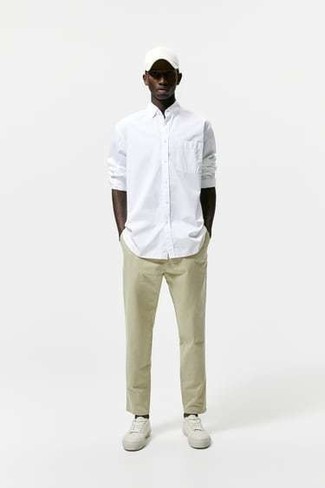 Tenue: Chemise à manches longues blanche, Pantalon chino beige, Baskets basses en toile blanches, Casquette de base-ball blanche