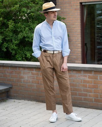 Tenue: Chemise à manches longues à rayures verticales bleu clair, Pantalon chino marron, Baskets basses en toile blanches, Chapeau de paille beige