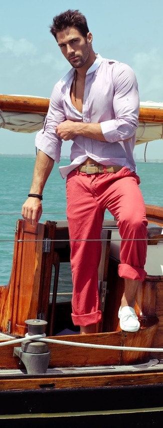 Comment porter une chemise pourpre: Opte pour une chemise pourpre avec un pantalon chino rouge pour un look de tous les jours facile à porter. Une paire de chaussures bateau en cuir blanches ajoutera de l'élégance à un look simple.