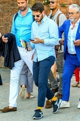 Une chemise à manches longues à porter avec des chaussures de sport bleues en été: Choisis une chemise à manches longues et un pantalon chino bleu marine pour une tenue confortable aussi composée avec goût. Si tu veux éviter un look trop formel, choisis une paire de chaussures de sport bleues. C'est le genre de look canon pour l'été.