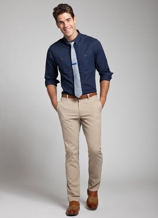 Tenue: Chemise à manches longues bleu marine, Pantalon chino beige, Chaussures richelieu en cuir marron, Cravate en laine grise