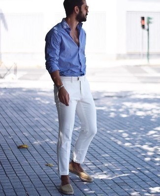 Comment porter des espadrilles beiges: Pense à marier une chemise à manches longues à rayures verticales bleue avec un pantalon chino en lin blanc pour obtenir un look relax mais stylé. Une paire de espadrilles beiges est une option parfait pour complèter cette tenue.