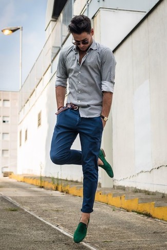 Comment porter des slippers en daim verts: Harmonise une chemise à manches longues imprimée grise avec un pantalon chino bleu pour une tenue idéale le week-end. Complète cet ensemble avec une paire de slippers en daim verts pour afficher ton expertise vestimentaire.