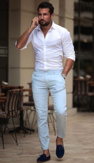 Une chemise à manches longues à porter avec des mocassins à pampilles bleus: Associe une chemise à manches longues avec un pantalon chino bleu clair pour une tenue idéale le week-end. Jouez la carte classique pour les chaussures et opte pour une paire de mocassins à pampilles bleus.
