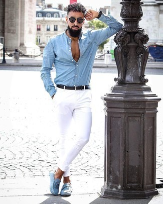 Une chemise à manches longues à porter avec des mocassins bleu clair: Pour créer une tenue idéale pour un déjeuner entre amis le week-end, essaie d'associer une chemise à manches longues avec un pantalon chino blanc. Termine ce look avec une paire de mocassins bleu clair.