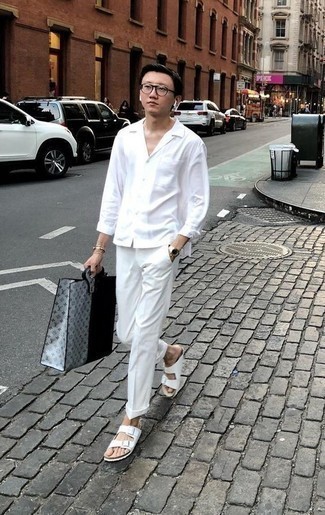 Tenue: Chemise à manches longues blanche, Pantalon chino blanc, Sandales en cuir blanches, Sac fourre-tout en toile imprimé gris
