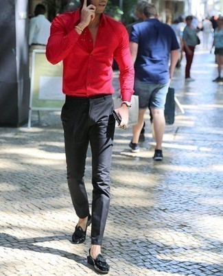 Tenue: Chemise à manches longues rouge, Pantalon chino gris foncé, Slippers en cuir noirs, Montre en toile blanc et rouge et bleu marine