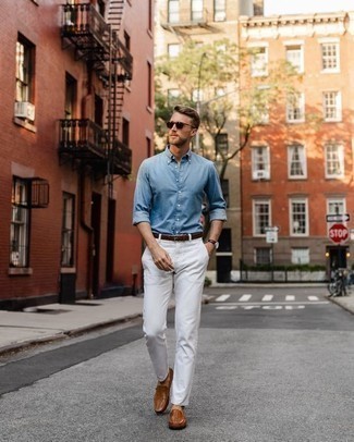 Comment porter une ceinture rouge quand il fait chaud à 30 ans: Harmonise une chemise à manches longues en chambray bleu clair avec une ceinture rouge pour un look idéal le week-end. Apportez une touche d'élégance à votre tenue avec une paire de slippers en cuir tabac.