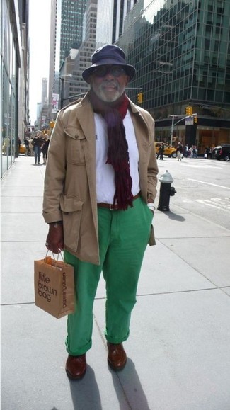 Comment porter une chemise à manches longues blanc et marron après 50 ans: Opte pour une chemise à manches longues blanc et marron avec un pantalon chino vert pour un déjeuner le dimanche entre amis. Une paire de slippers en cuir marron ajoutera de l'élégance à un look simple.