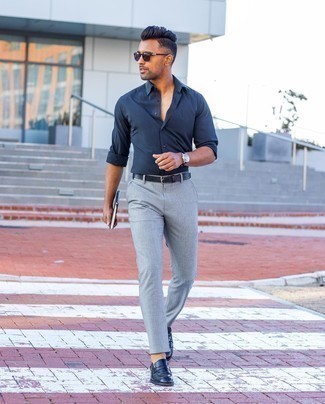 Comment porter une ceinture en cuir noire: Pense à porter une chemise à manches longues bleu marine et une ceinture en cuir noire pour une tenue idéale le week-end. Une paire de slippers en cuir bleu marine est une façon simple d'améliorer ton look.