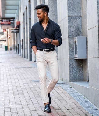 Comment porter une ceinture en cuir noire: Pense à marier une chemise à manches longues bleu marine avec une ceinture en cuir noire pour un look idéal le week-end. Jouez la carte classique pour les chaussures et termine ce look avec une paire de slippers en cuir bleu marine.