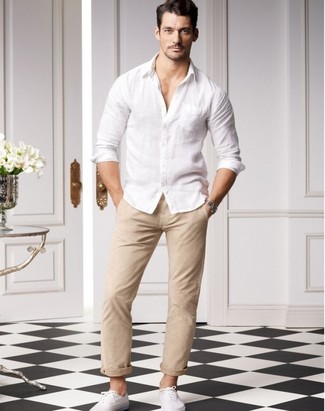 Tenue de David Gandy: Chemise à manches longues blanche, Pantalon chino beige, Tennis blancs, Montre argentée