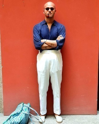 Tendances mode hommes: Pense à porter une chemise à manches longues en lin bleu marine et un pantalon de costume blanc pour un look pointu et élégant. Pourquoi ne pas ajouter une paire de espadrilles en toile blanches à l'ensemble pour une allure plus décontractée?