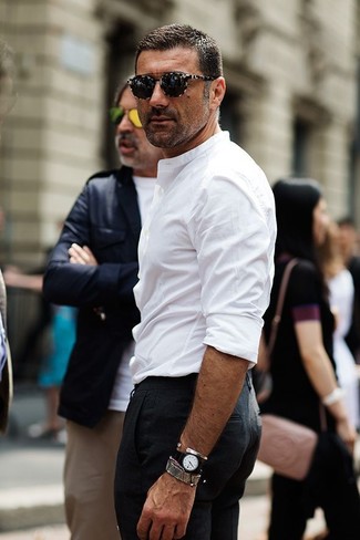 Comment porter un bracelet gris pour un style elégantes à 30 ans: Essaie d'associer une chemise à manches longues blanche avec un bracelet gris pour une tenue relax mais stylée.