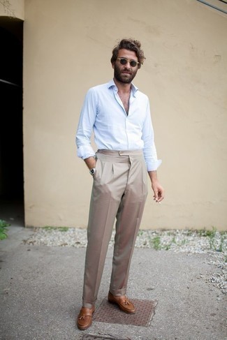 Comment porter des slippers en cuir marron quand il fait chaud après 40 ans: Opte pour une chemise à manches longues bleu clair avec un pantalon de costume beige pour une silhouette classique et raffinée. Complète ce look avec une paire de slippers en cuir marron.