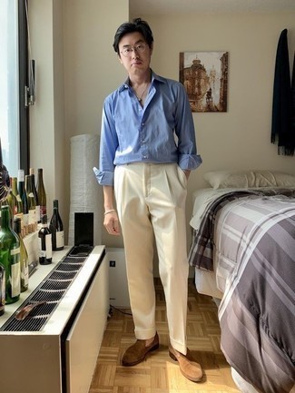 Comment porter des slippers en daim marron: Associe une chemise à manches longues bleu clair avec un pantalon de costume beige pour un look pointu et élégant. Assortis ce look avec une paire de slippers en daim marron.
